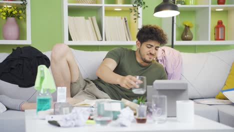 el joven que es descuidado y torpe.