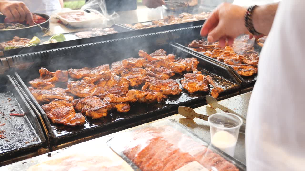 평평한 꼭대기 그릴에서 을 는 셰프의 클로즈업