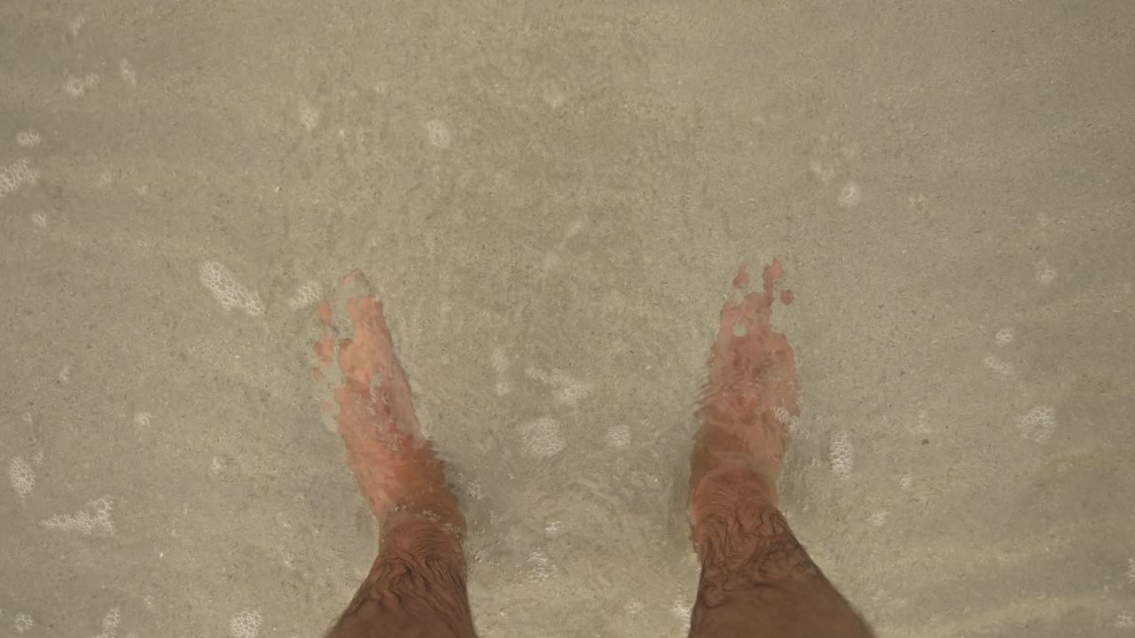 un hombre caminando por una playa 4k uhd