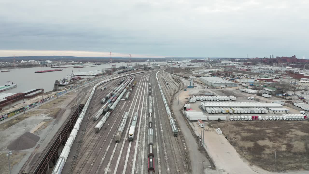 dolly aéreo en el muelle de carga del ferrocarril en el río mississippi