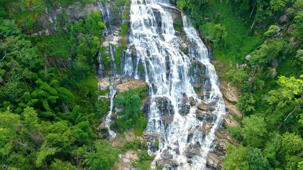 Veduta aerea della cascata Maeya, Thailandia.