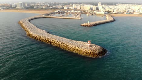 faros en una entrada de un muelle