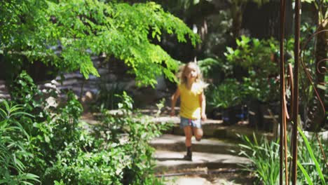 Niña-Vagando-En-La-Naturaleza