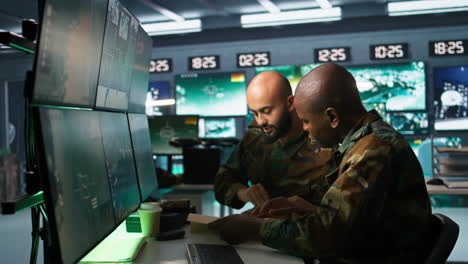 equipo de soldados haciendo trabajo en la base de operaciones del cuartel general