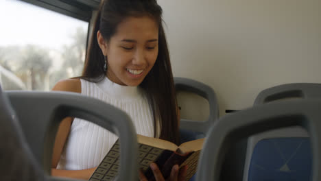 una adolescente leyendo un libro 4k