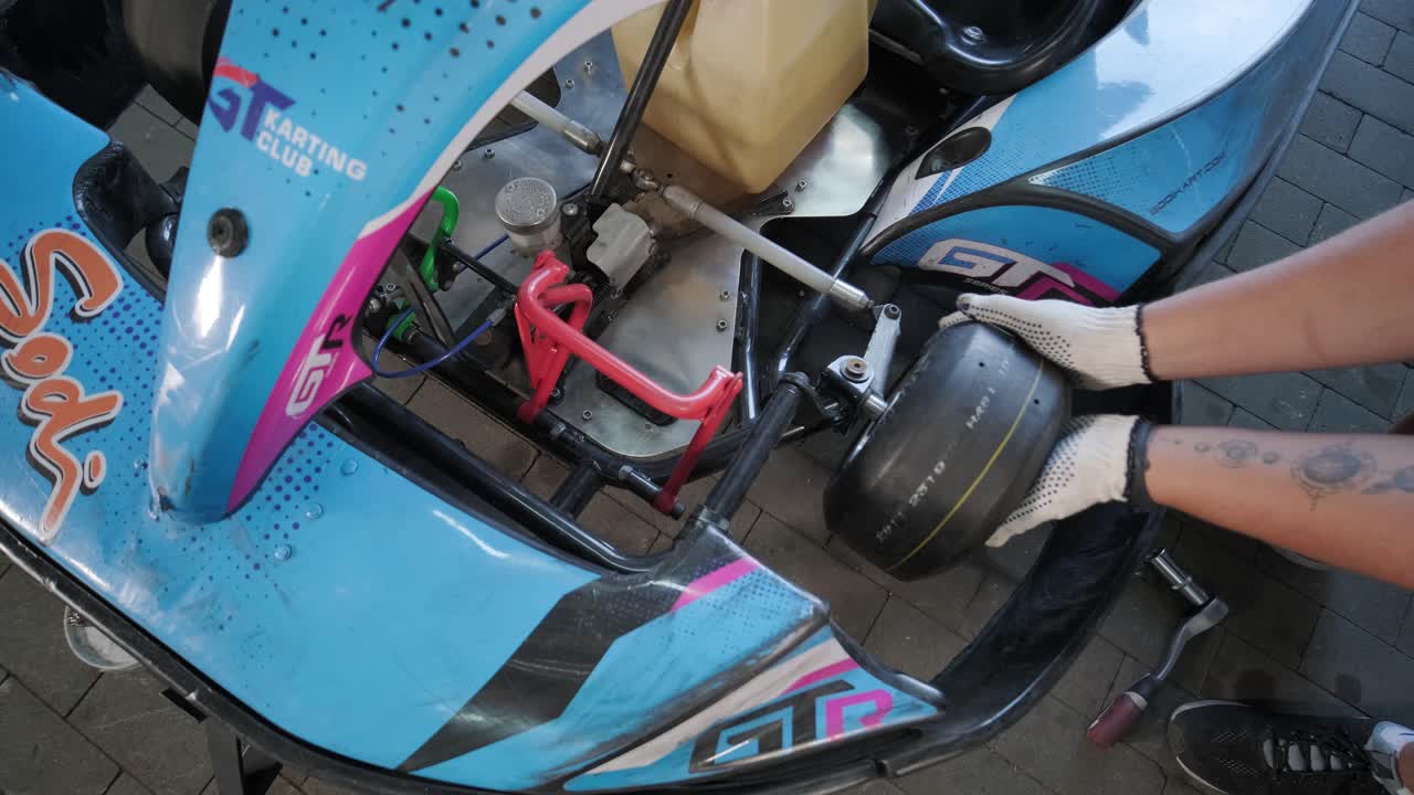 механик го-карт гоночной службы сменить колеса