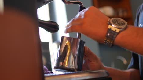 el barista preparando el espresso.