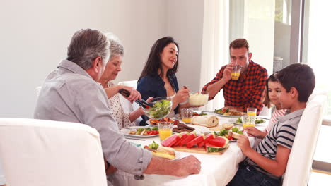 una familia feliz almorzando