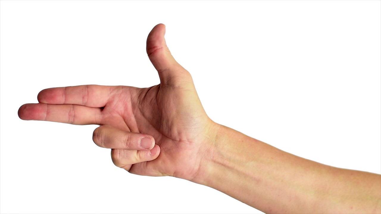Primer plano de una mano masculina haciendo el clásico gesto de la pistola con los dedos, contra un fondo blanco liso