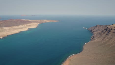 Vista-Aérea-De-La-Isla-Graciosa,-Lanzarote,-Islas-Canarias,-España