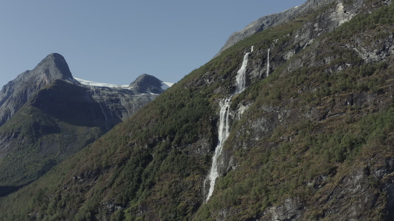 Cascata che scende da una montagna in Norvegia