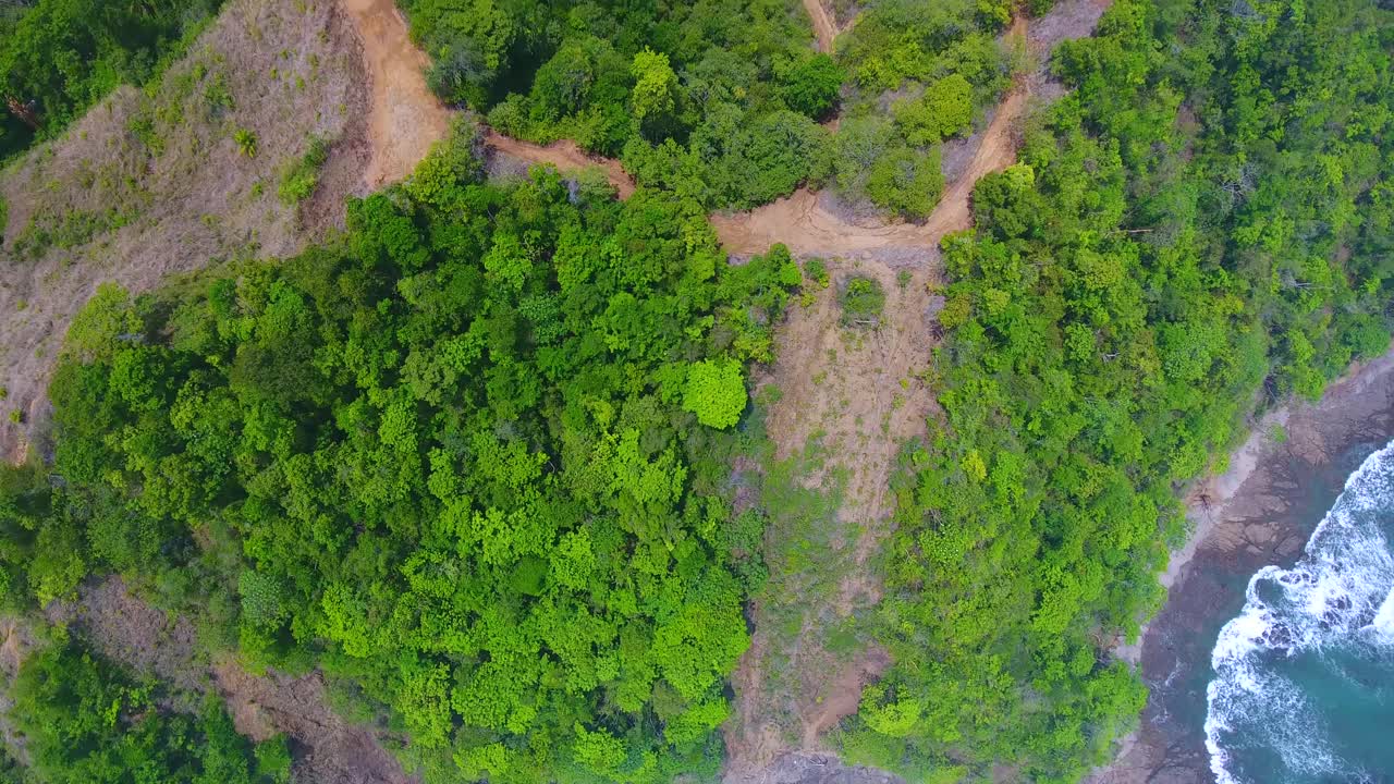 vista a vista de pájaro mirando hacia abajo en un pico de un acantilado del océano pacífico en playa herradura costa rica