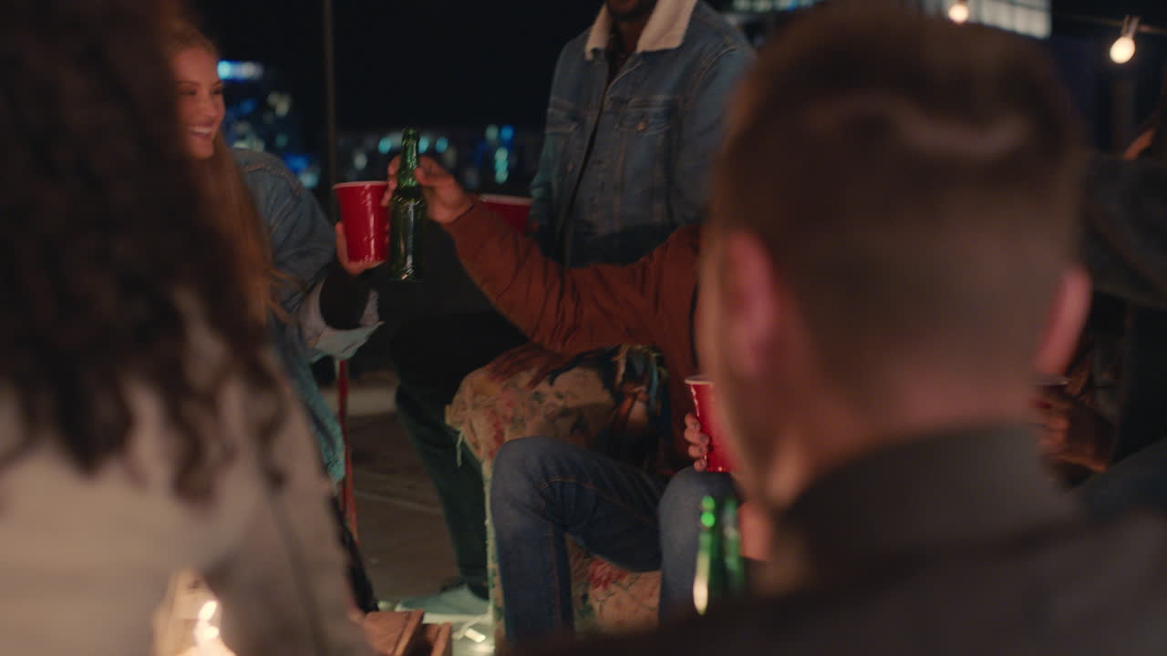 un grupo feliz de amigos celebrando una fiesta de cumpleaños en el techo por la noche una hermosa mujer joven soplando velas disfrutando de la amistad