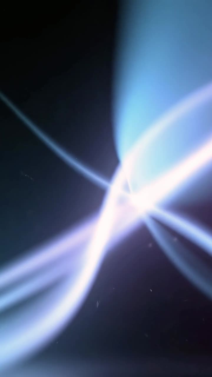 Raggi di luce astratti blu e viola in movimento e che si intersecano