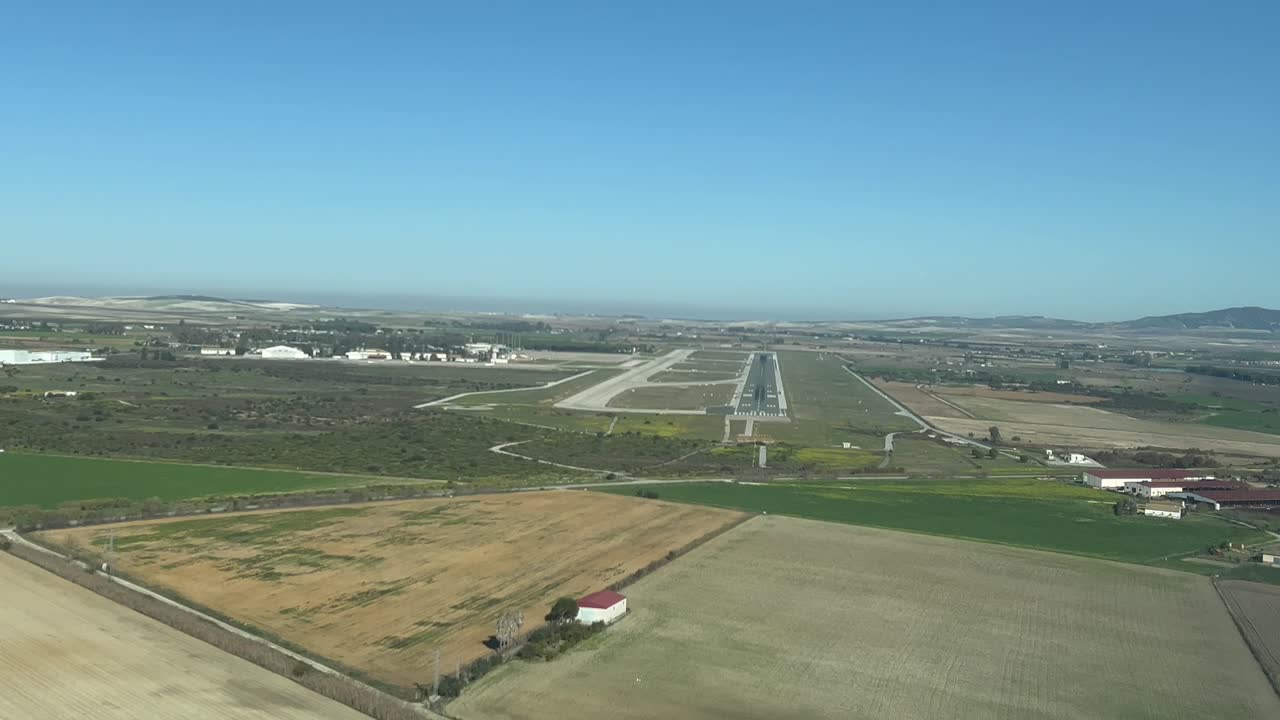 aterrizaje en tiempo real en el aeropuerto de jerez de la frontera, en andalucía, españa, como visto por los pilotos en una mañana brillante y soleada