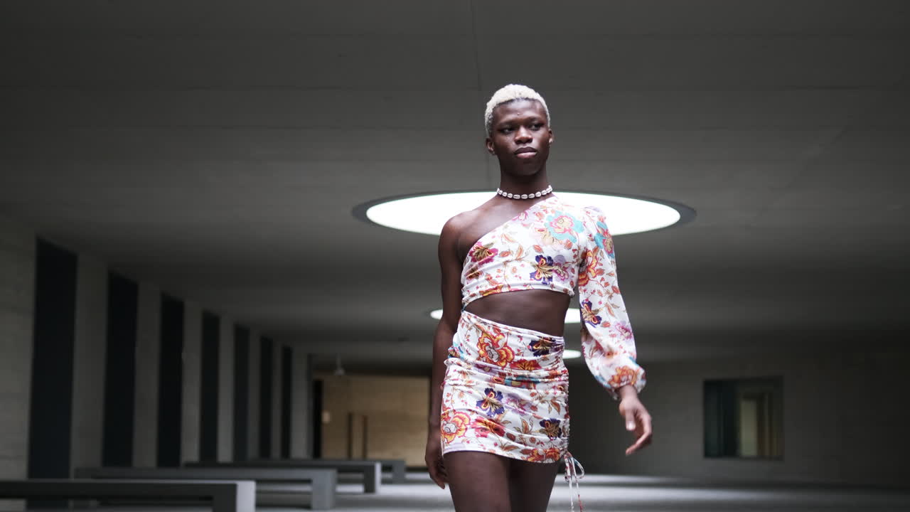 En person iført en blomstret top med én skulder og nederdel