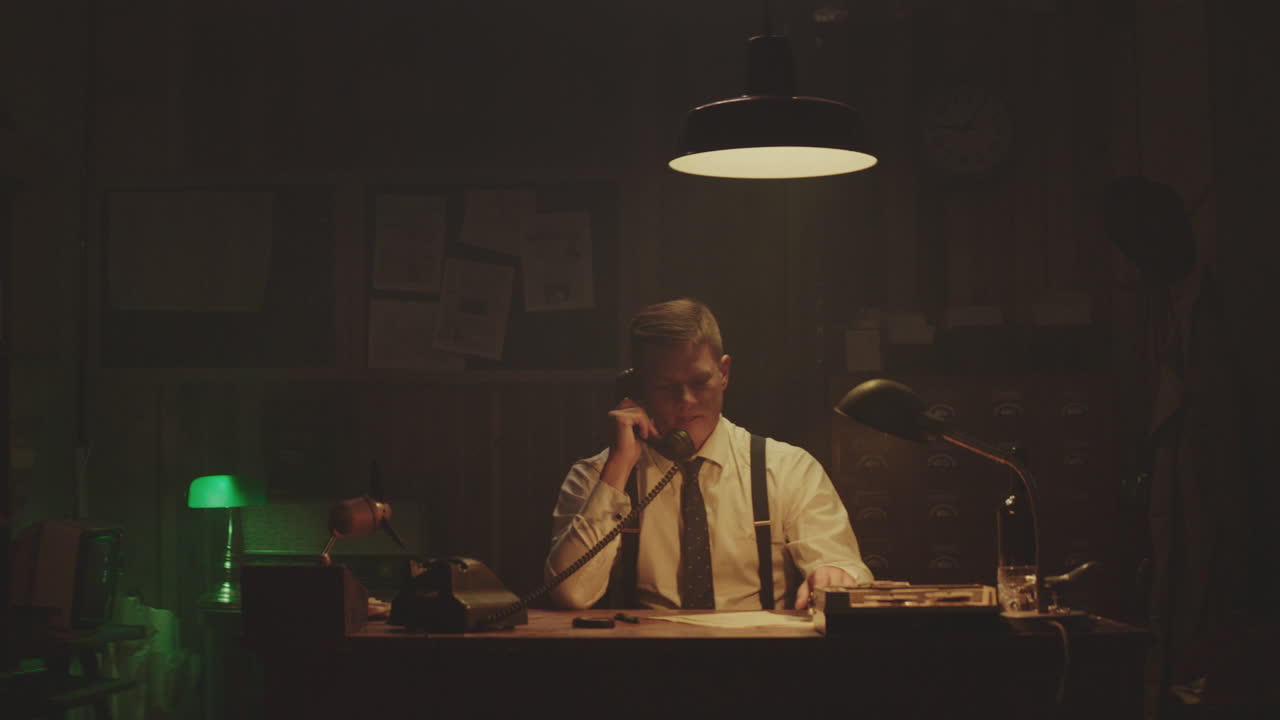 그의 책상에 있는 빈티지 형사