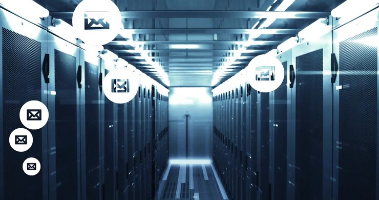 Digitale e-mailikoner svævende i moderne serverrum