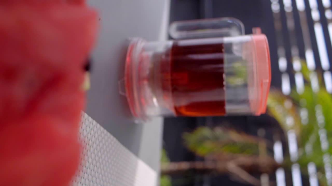 한 여자가 차를 마시고 유리를  ⁇ 고 있습니다.