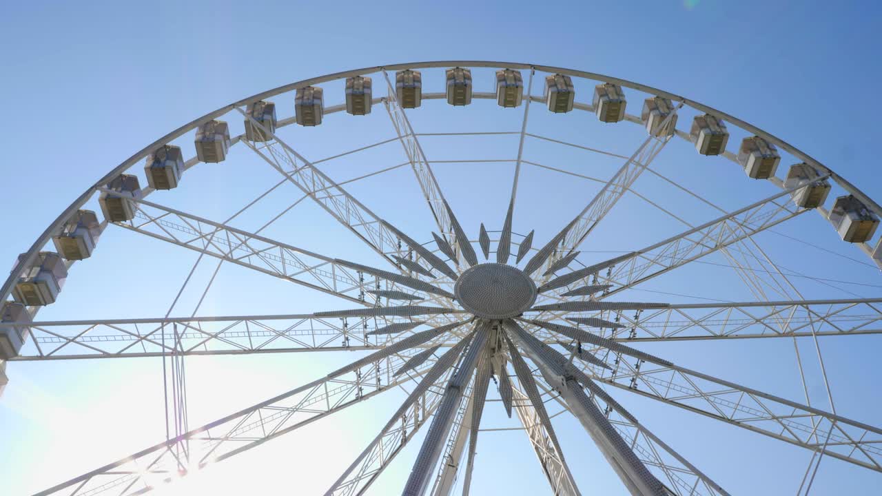 파란색 배경에 페리.