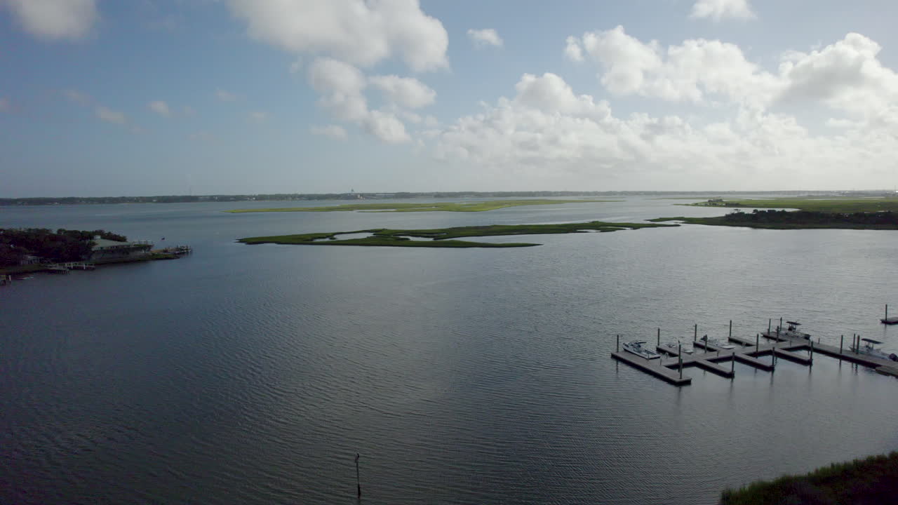 Imagem de drone de Bouge Sound em Atlantic Beach, NC