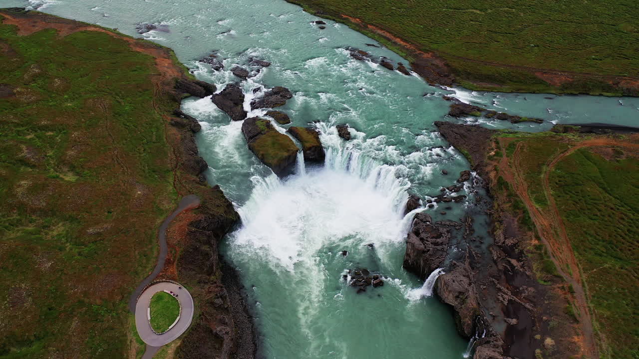 tiro inclinado hacia arriba de las cascadas de la cascada de godafoss - norte de islandia - círculo de diamantes - antena 4k