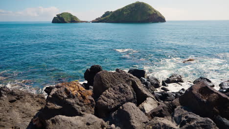 Vista-En-Cámara-Lenta-De-La-Costa-Rocosa-Durante-El-Día-Soleado-De-Verano