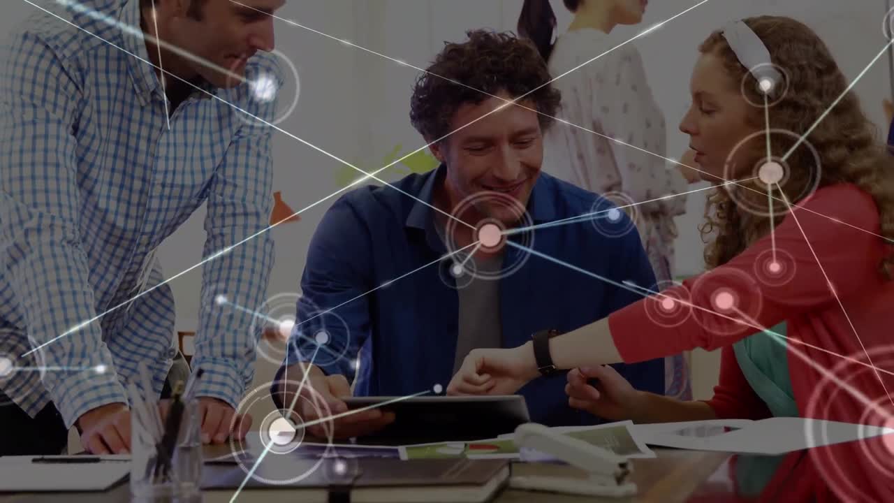 animación de conexiones sobre mujeres y hombres caucásicos compañeros de trabajo en la oficina