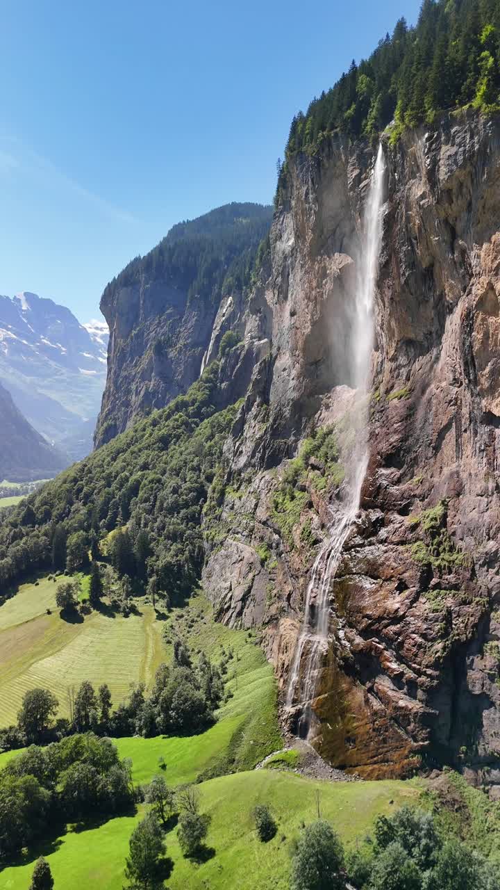 Cascate di Staubbach nella valle di Lauterbrunnen, Svizzera: cascata d'acqua nella natura