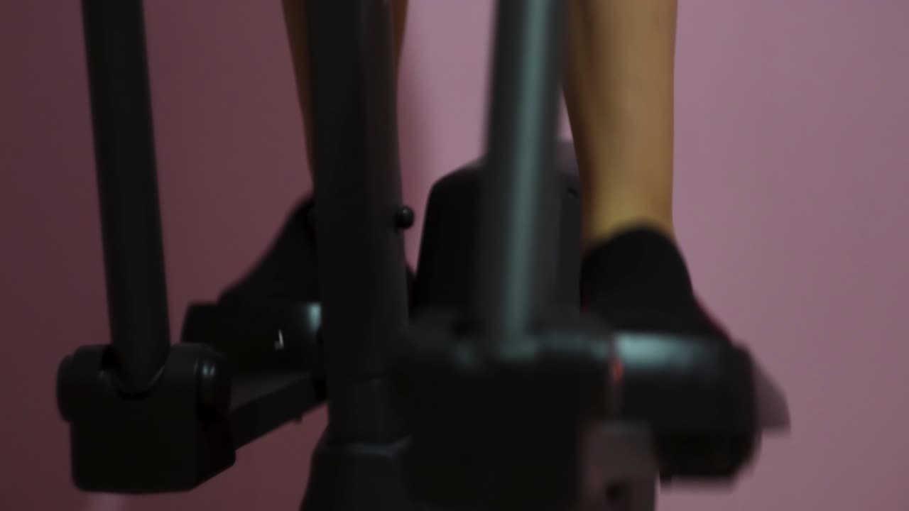 크로스 트레이너에서 운동하는 사람