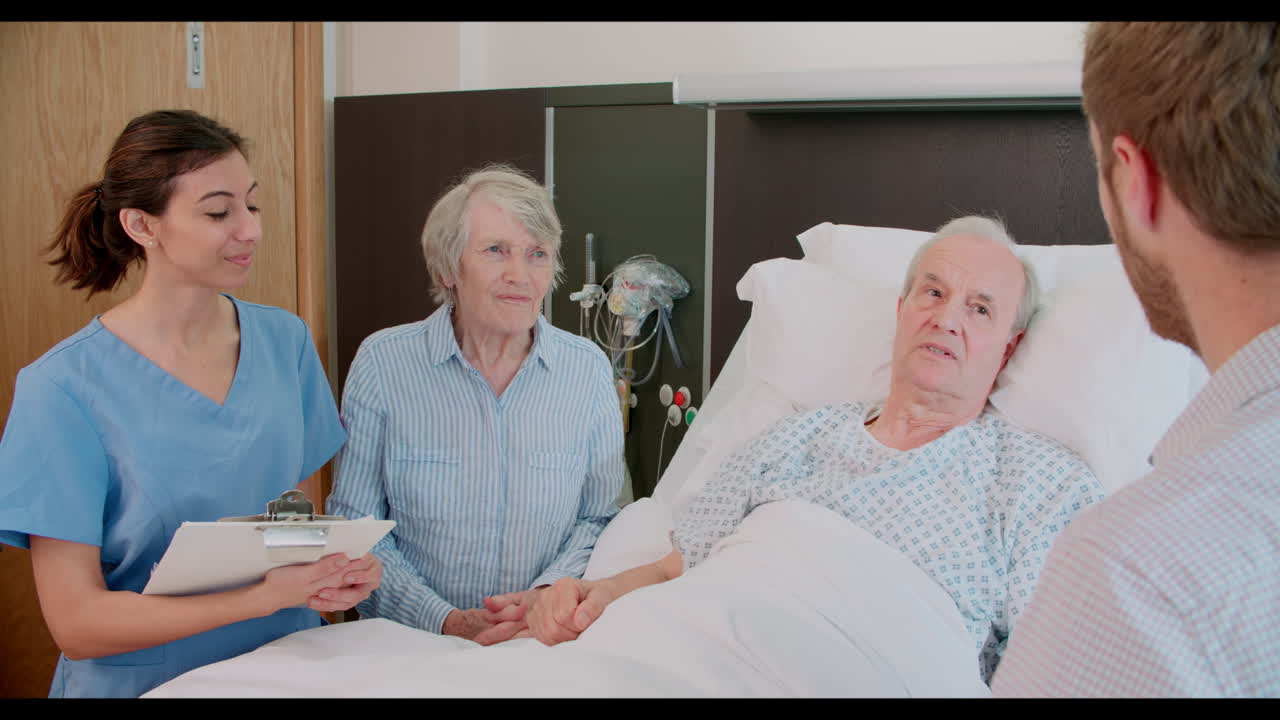 병원 에서 고령 남자 환자 와 아내 와 대화 하는 의사