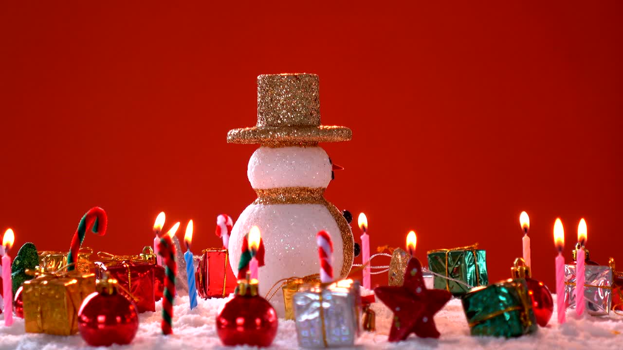 스노우맨과 선물 상자 장식은 새해 또는 크리스마스 휴가 국제에 눈에.