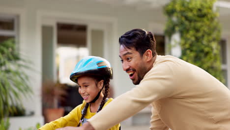 Papá,-Niño-Y-Enseñanza-En-Bicicleta-Al-Aire-Libre-En-El-Camino-De-Entrada