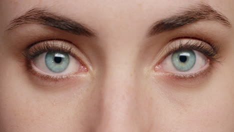 Nahaufnahme-Einer-Frau-Mit-Blauen-Augen,-Die-Schöne-Natürliche-Farben-Blinzelt,-Gesundes-Sehvermögen