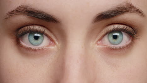 cerca de la mujer ojos azules parpadeando hermoso color natural concepto de la vista saludable