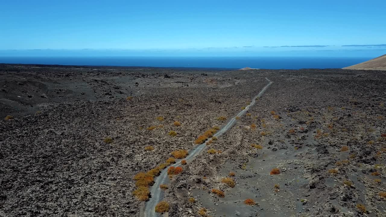 volando sobre el paisaje volcánico del desierto cerca del parque timanfaya, isla de lanzarote