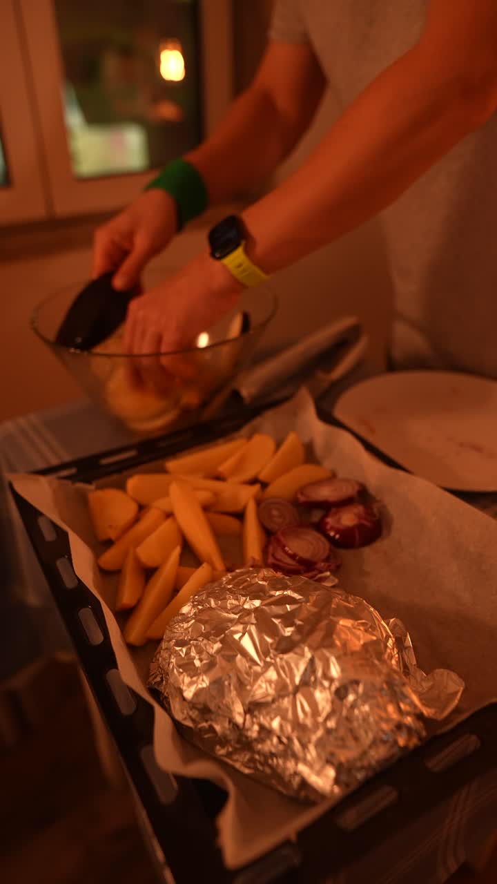 preparación de verduras asadas y cena en paquetes de papel de aluminio