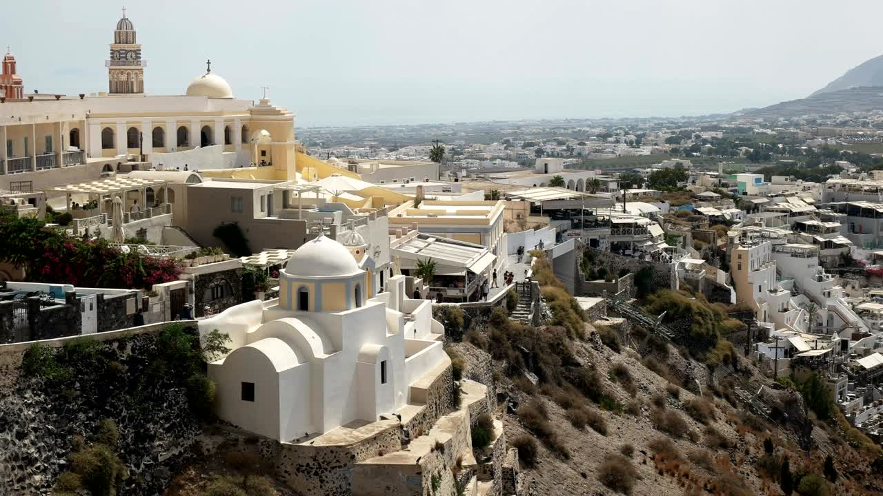 산토리니의 피라에 있는  으로 된 교회
