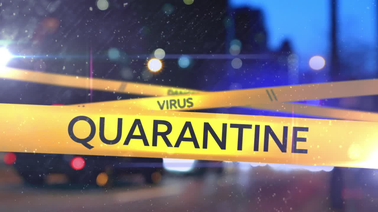 Nastri di segnalazione gialli con testi "Coronavirus", "Virus" e "Quarantena" su sfondo di traffico cittadino notturno.