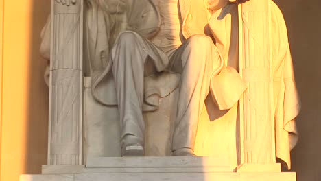 luz dorada se derrama sobre una estatua del presidente lincoln 1