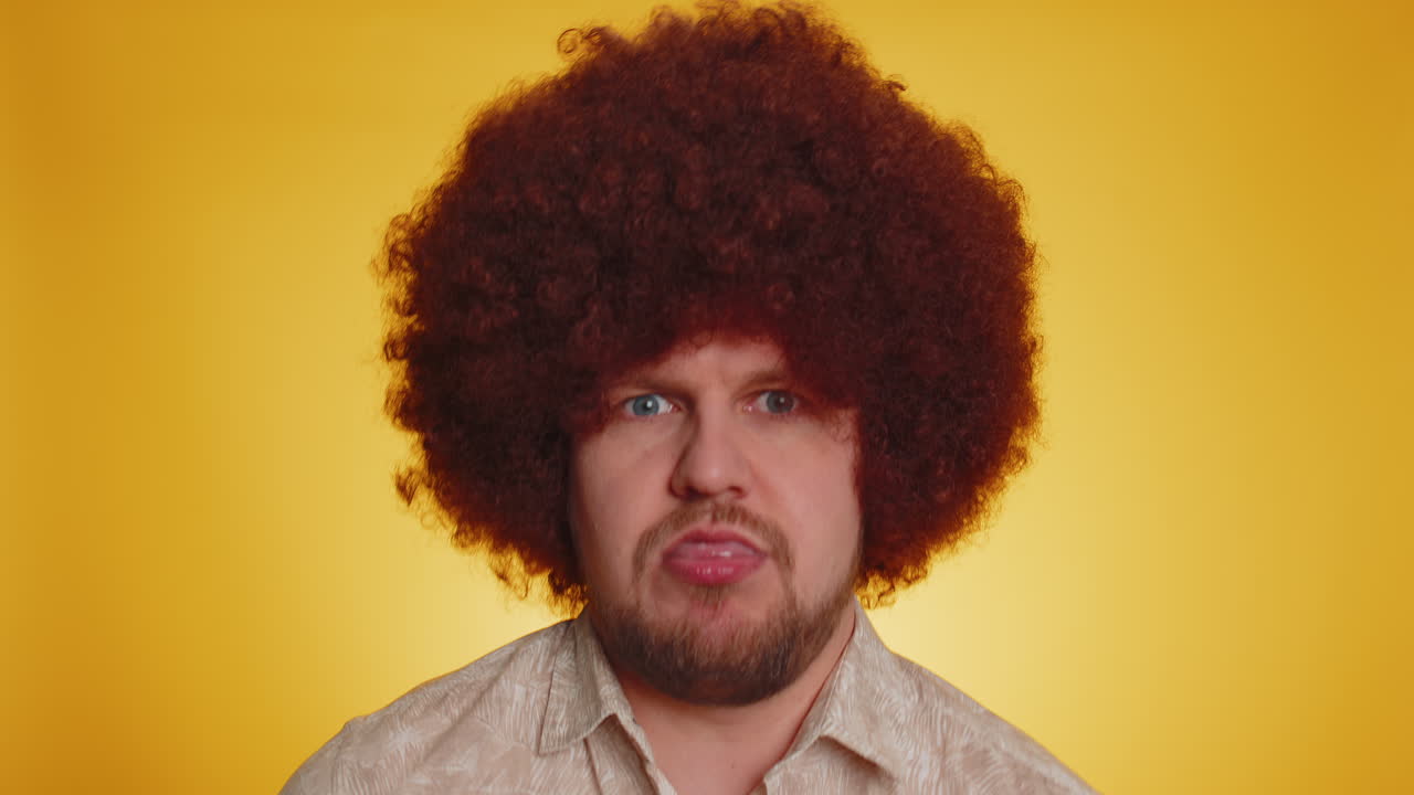 hombre divertido y alegre haciendo expresiones faciales juguetonas, haciendo muecas, haciendo tonterías mostrando la lengua