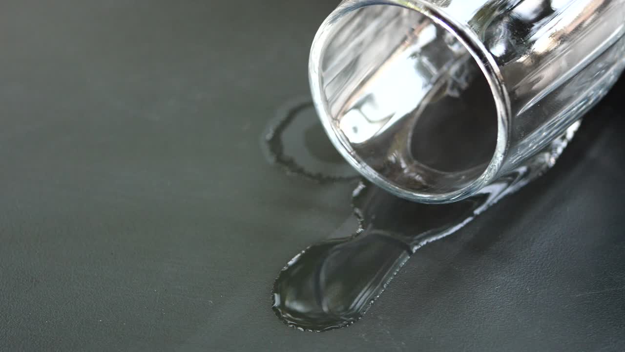 유리에서 흘러내린 물