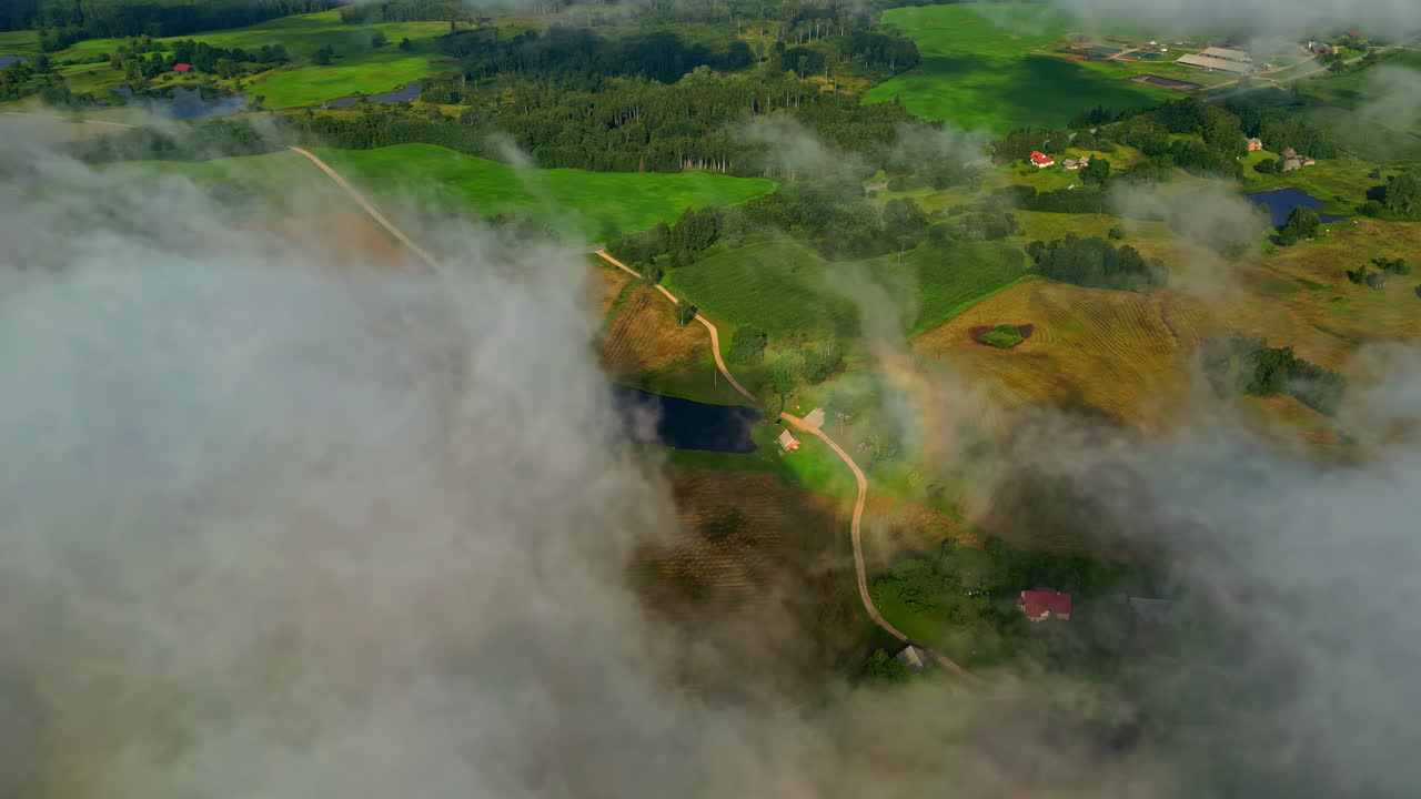 el pintoresco panorama del campo de letonia, el valle verde exuberante con nubes místicas
