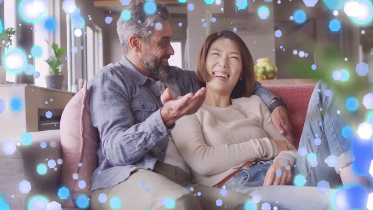 가정에서 소파에서 포옹하는 다양한 커플에 대한 빛의 점의 애니메이션