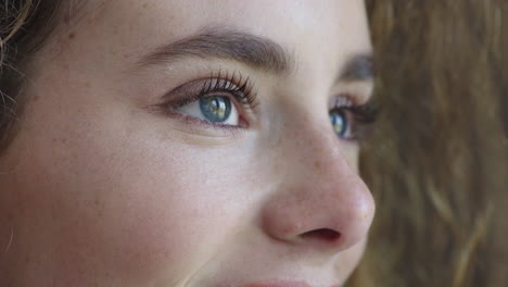 de cerca hermosa mujer joven ojos azules mirando sonriendo feliz disfrutando de una vista sana visión