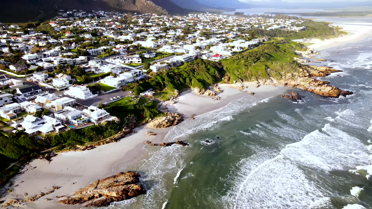 모래 해변을 따라 voëlklip hermanus 해안선, 드론 tilt-up