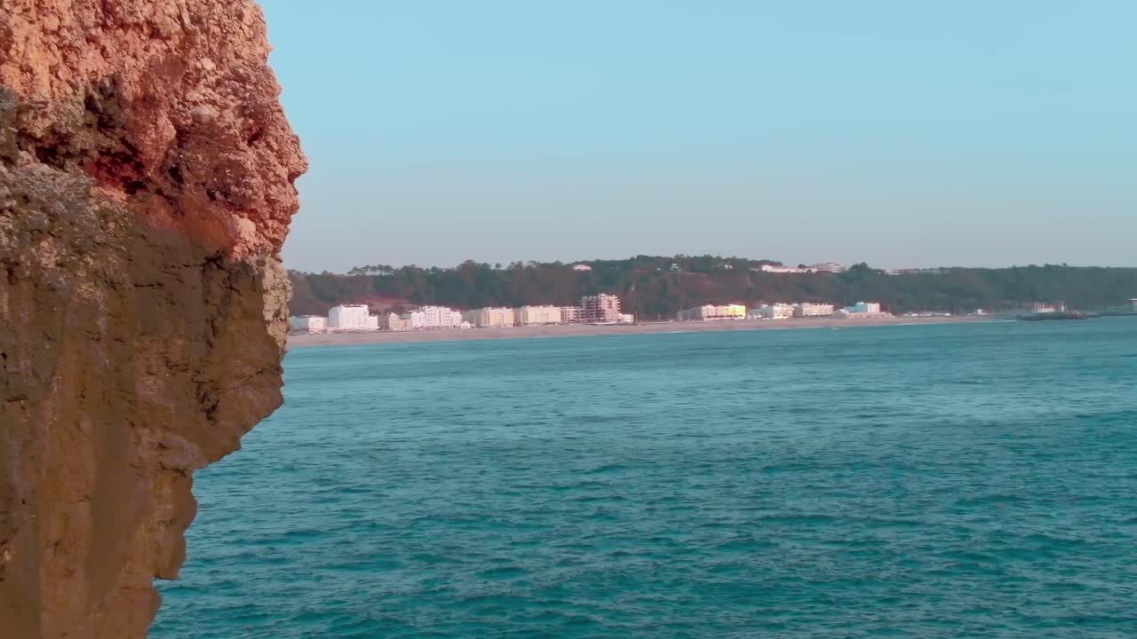 Onde si infrangono contro le rocce vicino alla costa in Georgia, Caucaso.