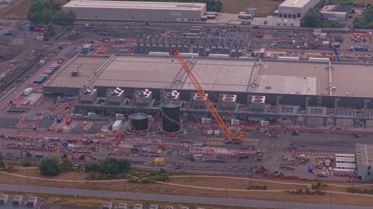 Vista aerea di un grande cantiere industriale con gru.
