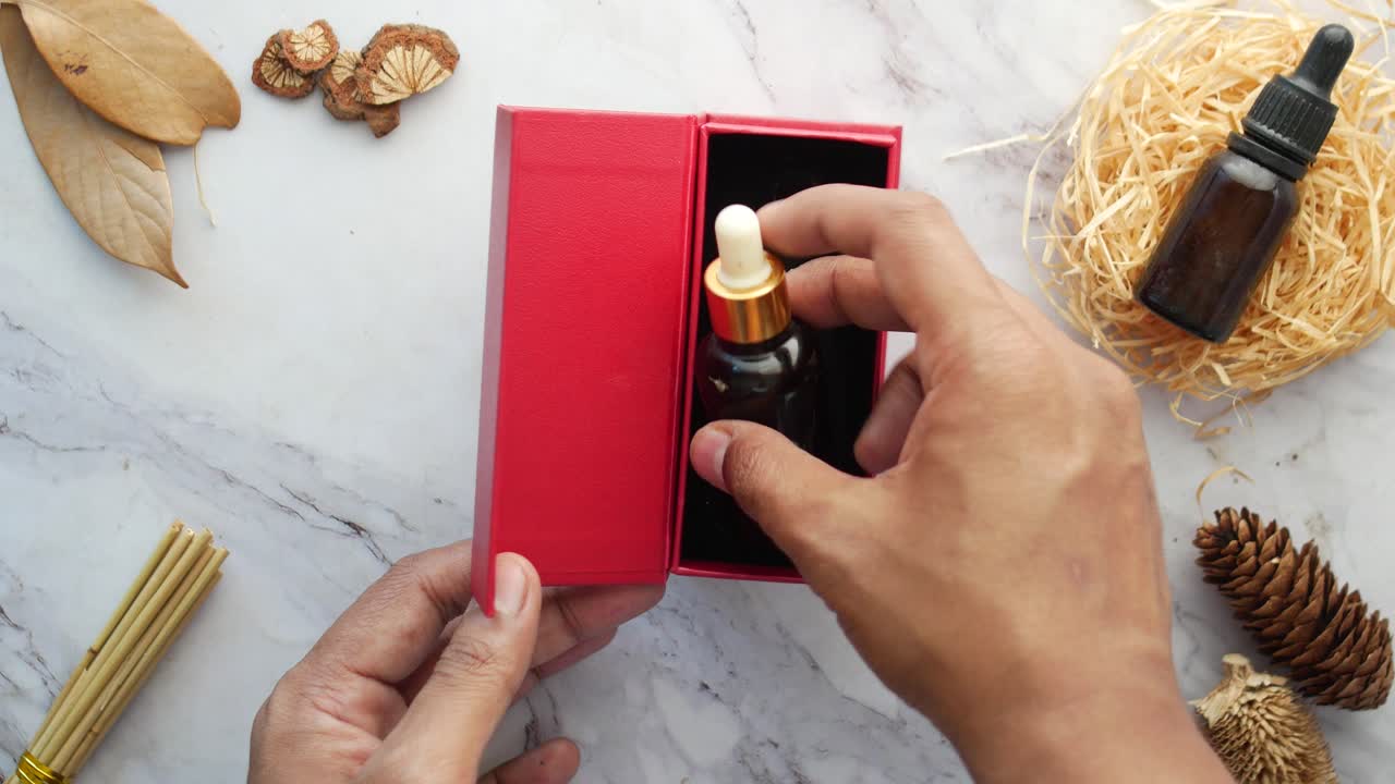 에센셜 오일 병을 박스 밖으로 꺼내는 것: 자연 건강과 자기 관리