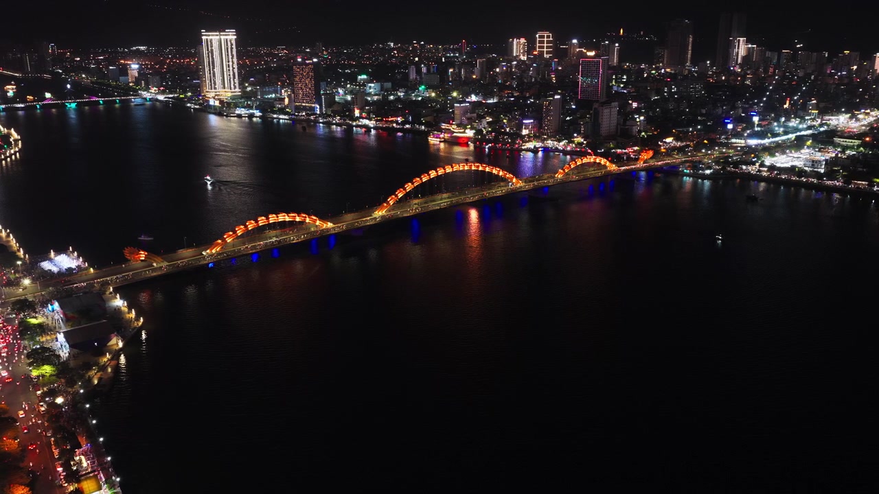 Toàn cảnh ban đêm từ drone Cầu Rồng được chiếu sáng và đường chân trời thành phố sông Hàn tại Đà Nẵng, Việt Nam.